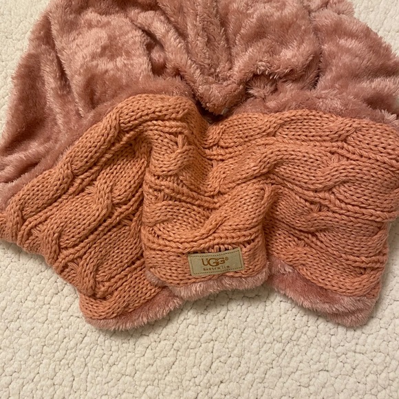 Black Friday sale on ugg hat and scarf sets - Picture 5 of 7